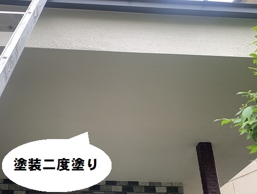 福山市にてガルバリウム鋼板で雨漏りする玄関屋根リフォーム塗装工事二度塗り