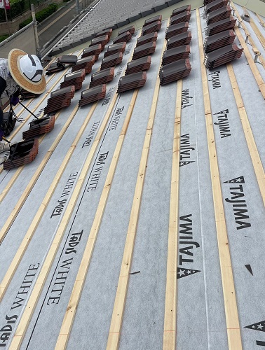 福山市にて戸建住宅のセメント瓦屋根リフォーム工事で雨漏りを解決！新しい瓦を並べる