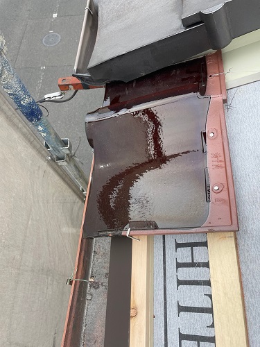 福山市にて戸建住宅のセメント瓦屋根リフォーム工事で雨漏りを解決！新しい瓦を軒先から設置