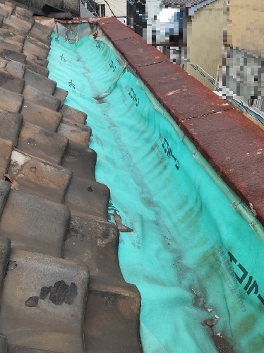 福山市の水もれで気付いた瓦屋根の雨漏り工事５選【価格と施工例】むき出しの防水紙施工前
