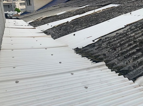 福山市で雨漏りするスレート屋根とガラスネット波板が混合したテラス屋根補修工事塩化ビニルからポリカ波板へ交換ビフォー