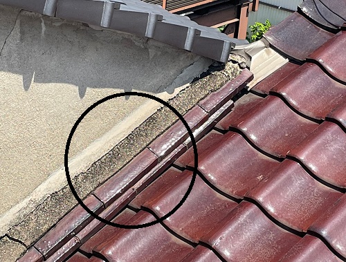 福山市で雨漏りするセメント瓦屋根を葺き替えるリフォーム工事前の雨漏り調査増築部分の瓦屋根壁の取り合い部分経年劣化