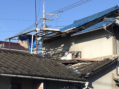 府中市にて屋根リフォームで雨漏りするセメント瓦屋根をガルバ屋根へ