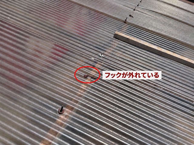 福山市でポリカ波板がバタバタ音を立てる原因は？フックの留め直しで補修した事例