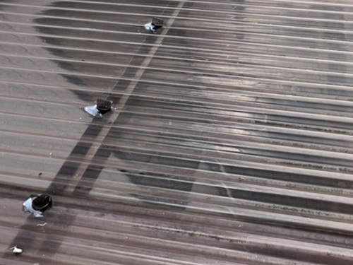 福山市で強風時にバタバタするテラス屋根の留め具取り替え工事アフター