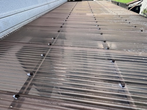 福山市で強風時にバタバタするテラス屋根の留め具交換工事でポリカフック