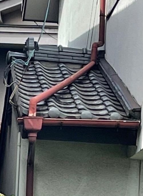 福山市で住宅１階天井の雨染みの原因だった瓦屋根の雨漏り工事事例ビフォー