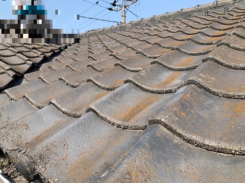 福山市でセメント瓦から陶器瓦への屋根改修工事前の写真