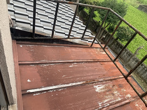 福山市で錆びた瓦棒屋根をガルバリウム鋼板屋根へリフォームビフォー
