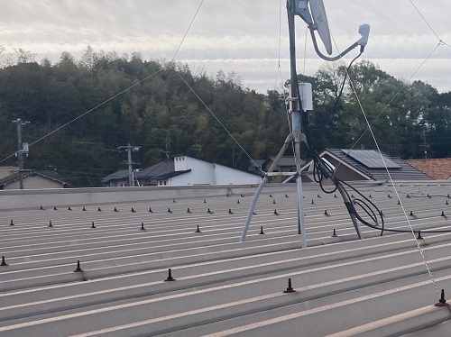 福山市で鉄骨造二階建てアパート折板屋根のボルトキャップ取付工事日大工業㈱サビヤーズ施工ビフォー