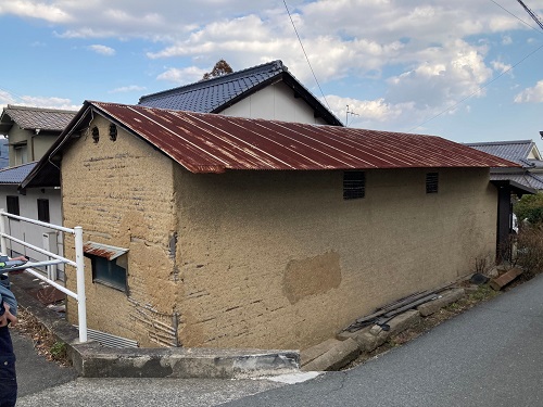 福山市風でバタバタする・見た目が古くなった農機具倉庫の屋根リフォーム工事ビフォー