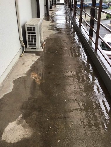 福山市で水捌けの悪い外廊下床を防滑性ビニル床シート補修工事ビフォー