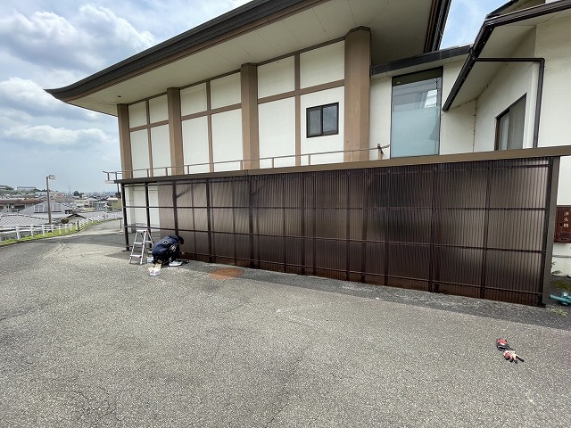 波板交換中の駐車場外壁