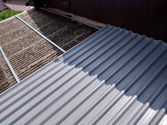 板金を葺き始めた屋根