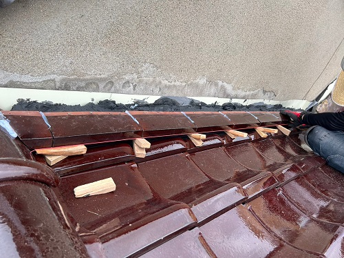 福山市で雨漏りするセメント瓦屋根を葺き替えるリフォーム工事壁のし瓦施工新しい熨斗瓦