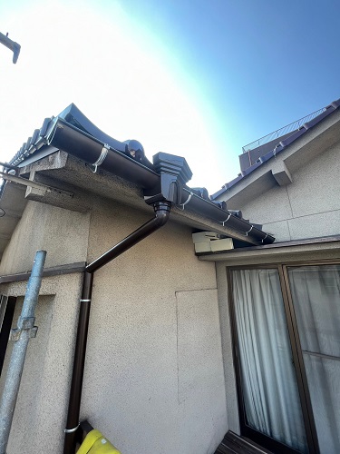 福山市で雨漏りするセメント瓦屋根を葺き替えるリフォーム工事雨どい交換後