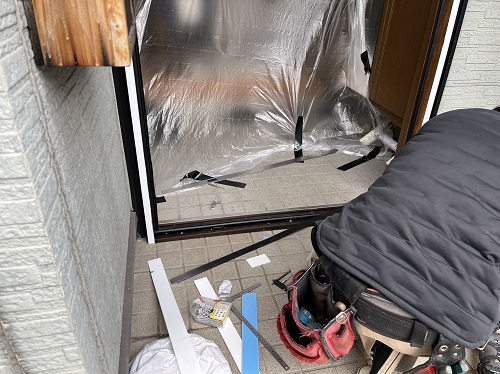 福山市のカバー工法の玄関ドアリフォームでYKKAP『ドアリモ』を採用！新しい扉枠取付