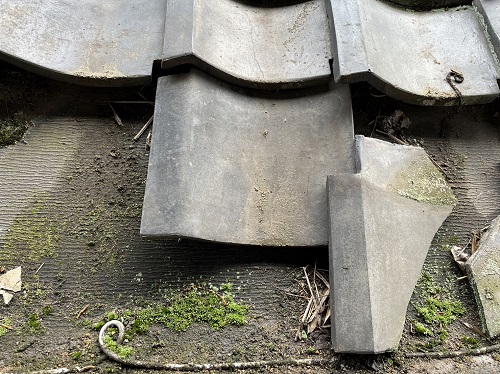 福山市にて室内天井に雨漏り痕が広がる瓦屋根の雨漏り修理工事前の雨漏り調査下屋根住宅裏割れた瓦