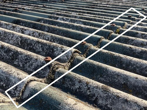 【無料調査】福山市にてアスベスト含有スレート屋根の雨漏り調査波型スレートの重なり部分に苔