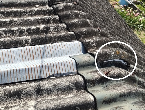 【無料調査】福山市にてアスベスト含有スレート屋根の雨漏り調査他箇所軒先部分に波型スレート棟部分のコーキング補修痕
