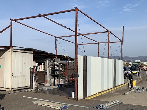 福山市にてプレハブ倉庫屋根工事で強風で飛散したポリカ波板を鉄板波板へ足場組立
