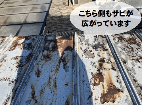 ）福山市で軒先が朽ちた瓦棒葺きトタン屋根の雨漏り調査雨漏り箇所真上の金属屋根サビの広がり