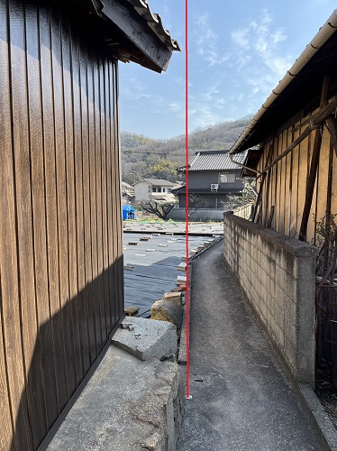 福山市で境界を越えて生活道路にはみ出した倉庫の瓦屋根工事軒先瓦カット完了後