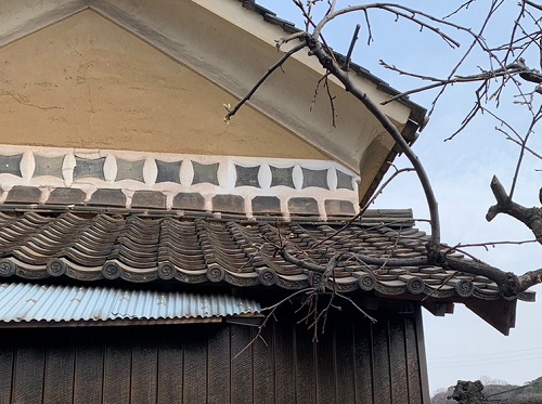 福山市にて蔵の波板トタン外壁とはみ出した瓦屋根の改修工事瓦屋根の加工工事ビフォー