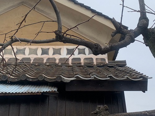 福山市にて蔵の波板トタン外壁とはみ出した瓦屋根の改修工事瓦屋根の加工工事アフター