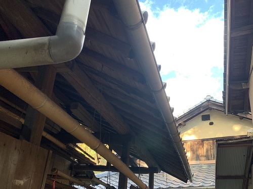 福山市の雨樋修理で積水化学工業『丸トップシリーズ』を採用倉庫ビフォー
