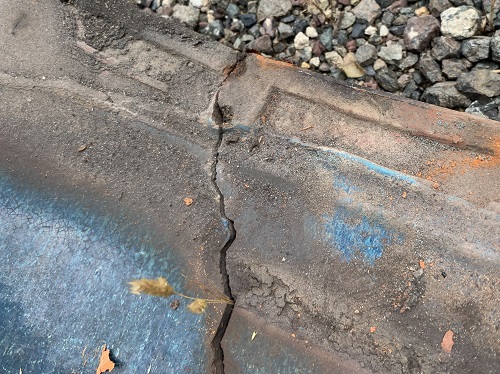 福山市で天井がびっしょりと濡れた瓦屋根の雨漏り調査（当日一部補修）鉄釘の錆びで膨張して割れた瓦