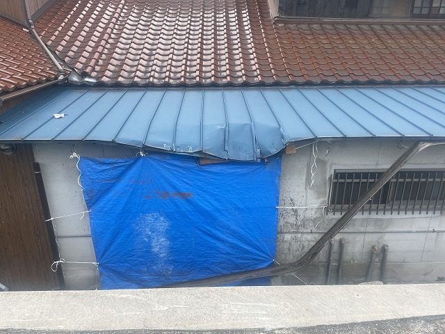 へこんだ軒先と養生