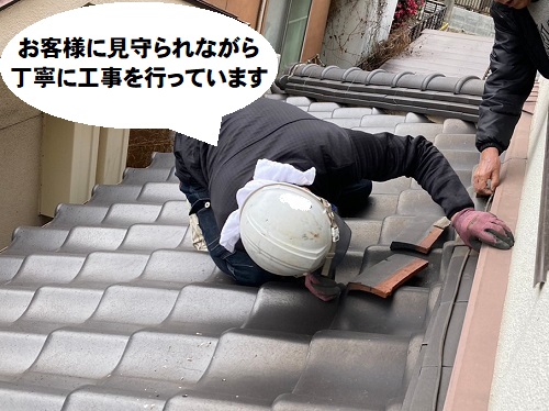 福山市で抜け落ちた下屋根のかべ熨斗瓦２枚を応急処置補修中