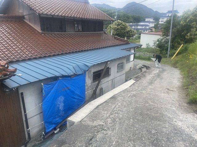 福山で車が突っ込んで変形した屋根を改修工事、ブルーシート養生から板金屋根を復旧