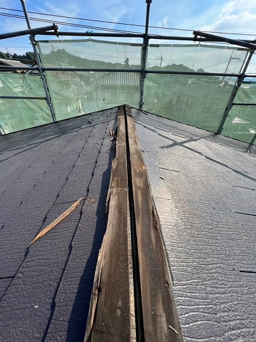 尾道市のカバー工法でIG工業スーパーガルテクトを採用した屋根工事下地材撤去前の腐食の様子