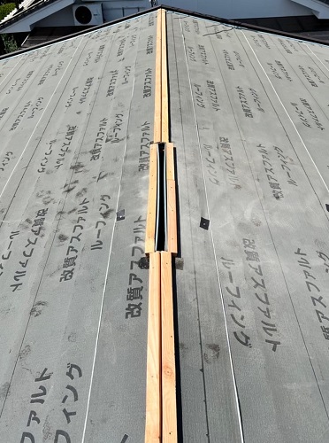 尾道市のカバー工法でIG工業スーパーガルテクトを採用した屋根工事換気棟設置のための開口部を造り、水切り設置