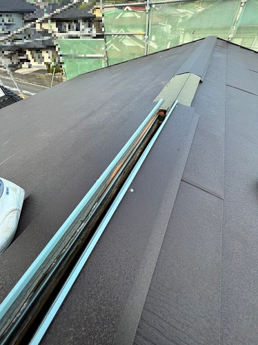 尾道市のカバー工法でIG工業スーパーガルテクトを採用した屋根工事棟板金施工中