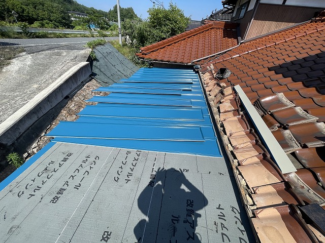 新しい板金屋根施工中
