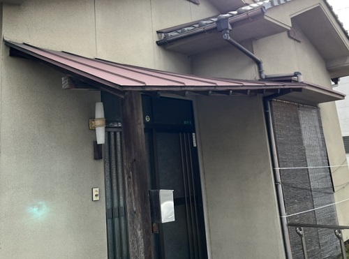 福山市庇を支える玄関ポーチ柱補修工事前の様子