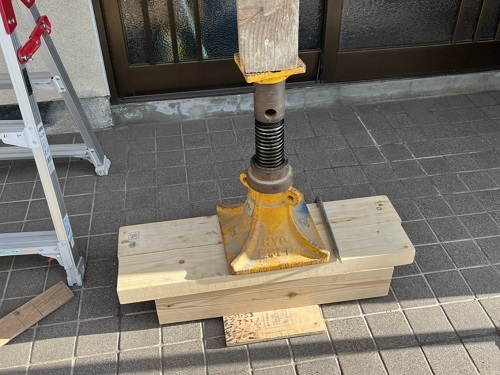 福山市にて羽子板付き束石を使用した玄関ポーチ支柱修理ジャッキ