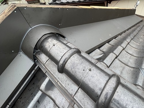 福山市の雨漏り修理で防水紙がカバーしきれていないケラバ板金補修工事西側板金交換