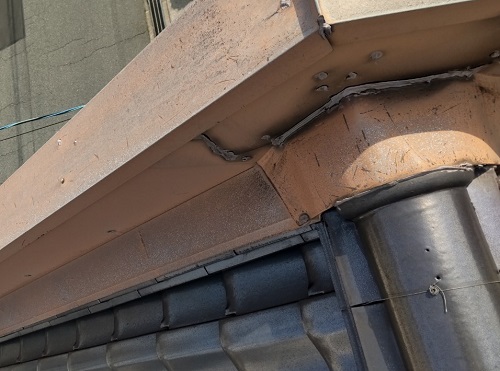 福山市にてケラバ板金修理で瓦屋根からの雨漏りを解決！西側水切りカバーと笠木板金交換ビフォー