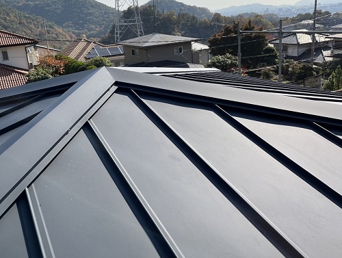 福山市にて屋根カバー工法を用いてカラーベスト屋根から金属屋根ガルバリウム鋼板屋根へ屋根リフォーム工事アフター