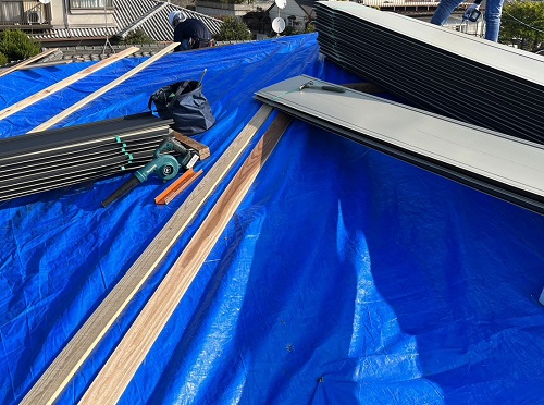 福山市で屋根カバー工法でカラーベスト屋根からガルバリウム鋼板屋根へ屋根リフォーム工事ガルバリウム鋼板の屋根材搬入後