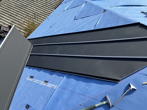 福山市にて屋根カバー工法でガルバリウム鋼板屋根を縦ハゼ葺きで施工中平部