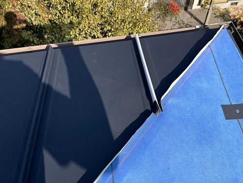 福山市で屋根カバー工法でカラーベスト屋根からガルバリウム鋼板屋根へ屋根リフォーム工事ガルバリウム鋼板の屋根材縦ハゼ葺きで施工