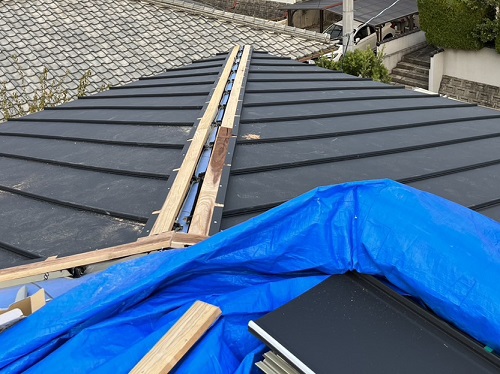 福山市で屋根カバー工法でカラーベスト屋根からガルバリウム鋼板屋根へ屋根リフォーム工事棟部貫板下地を固定
