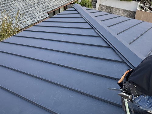 福山市で屋根カバー工法でカラーベスト屋根からガルバリウム鋼板屋根へ屋根リフォーム工事棟部貫板の下地上に防水紙を敷設して板金施工後