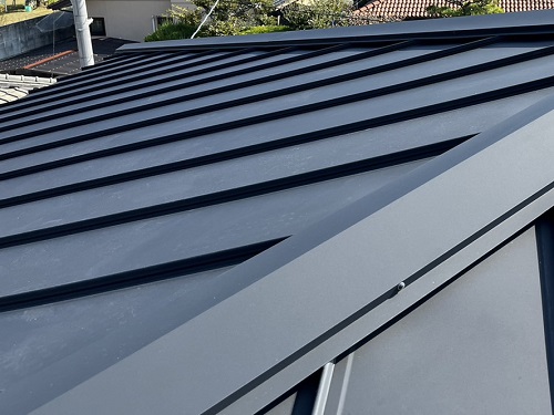福山市で屋根カバー工法でカラーベスト屋根からガルバリウム鋼板屋根へ屋根リフォーム工事大屋根の工事が完了