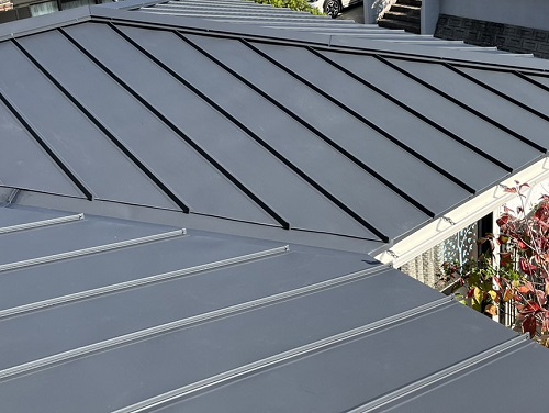 福山市にて屋根カバー工法でガルバリウム鋼板屋根を縦ハゼ葺き完工後
